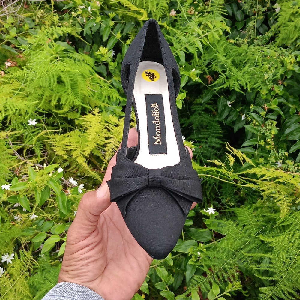 Mondolfo Ladies 3" black high heels Size 9.5M  soft Velvet Shoes